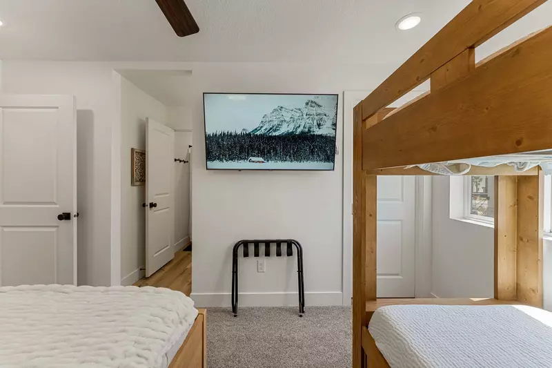 Queen Bed + Twin/Twin Bunk