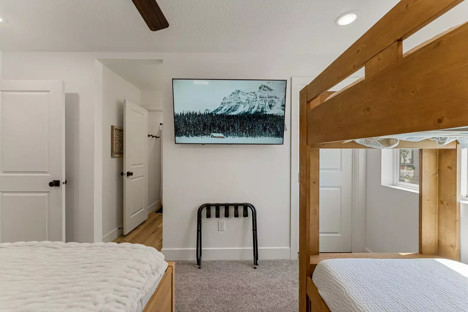 Queen Bed + Twin/Twin Bunk