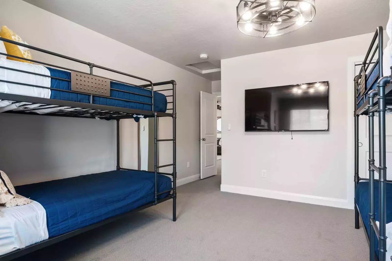 2 Queen/Queen Bunks, 1 Twin/Twin Bunk Room