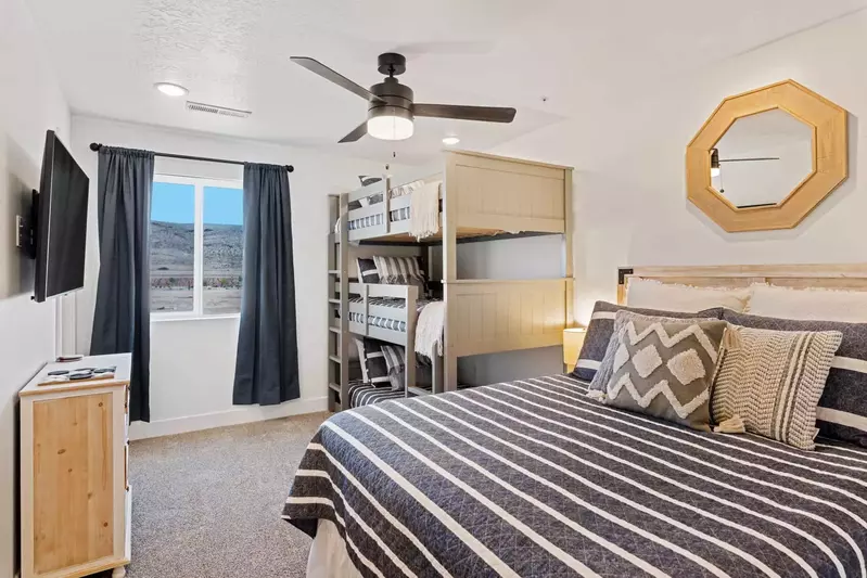 1Q, 1T/T/T (M) Bedroom