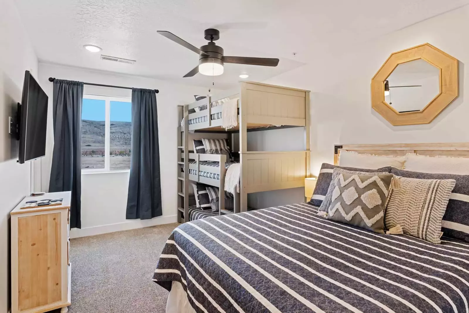 1Q, 1T/T/T (M) Bedroom