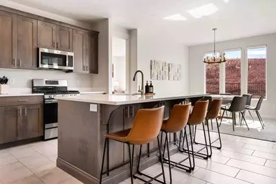Fully Equipped Kitchen with 4 Barstools