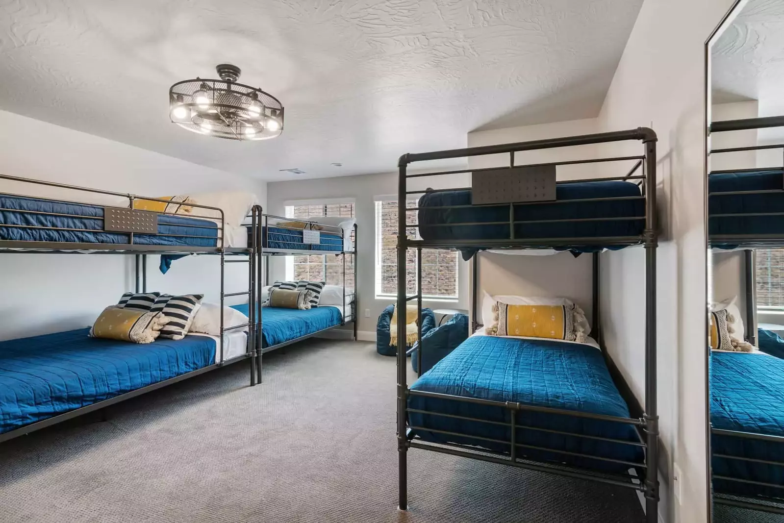 2 Queen/Queen Bunks, 1 Twin/Twin Bunk Room