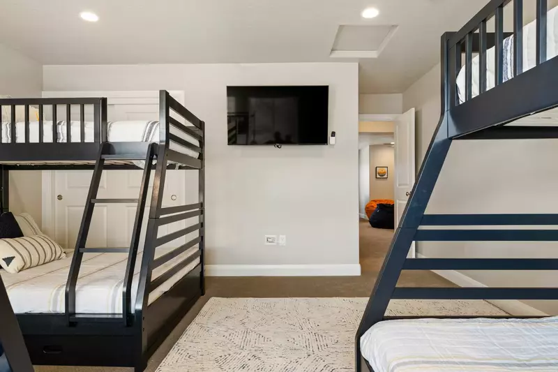 Twin / Full Bunks