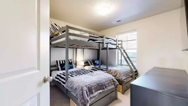 Twin/Twin/Full Bunk Room