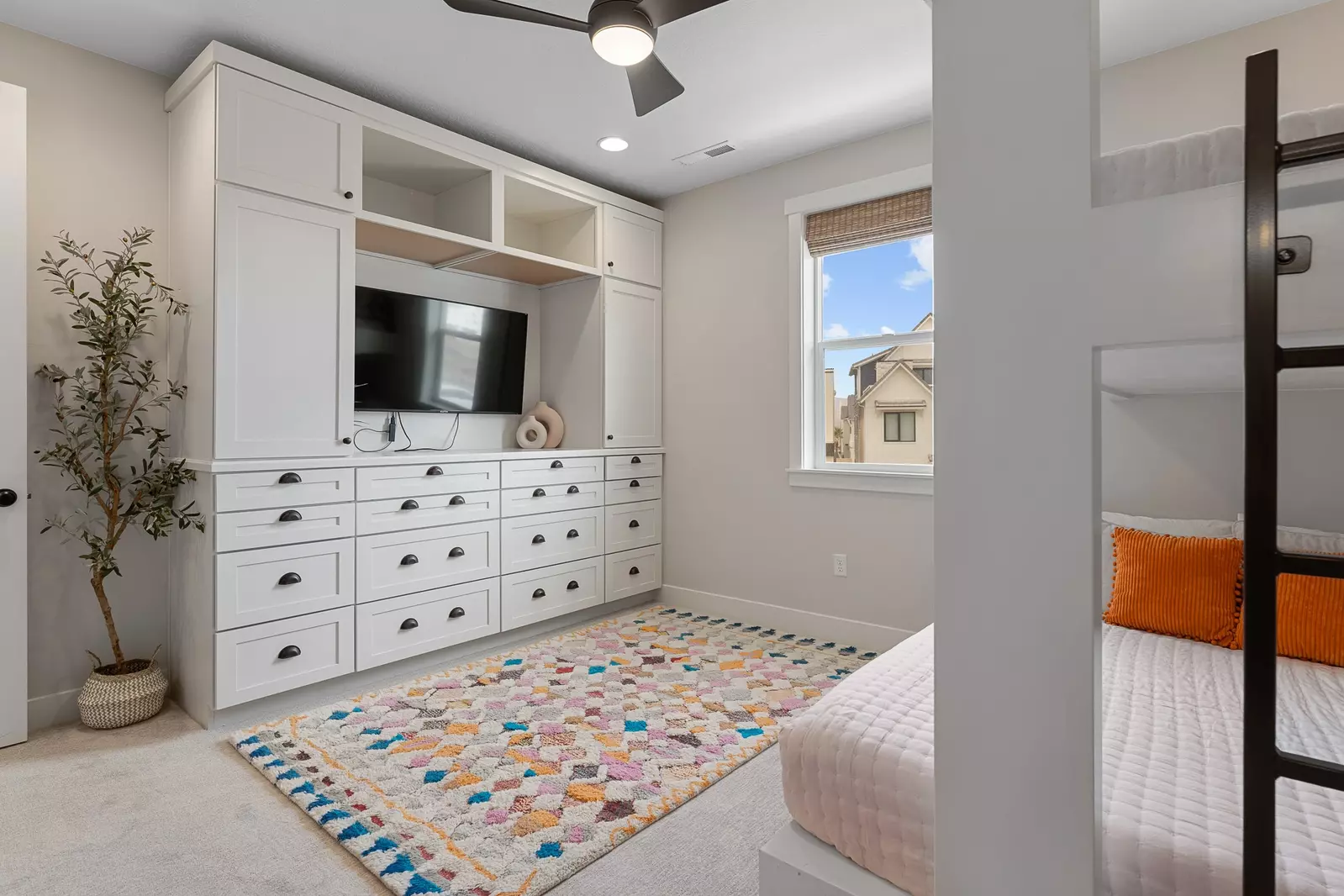 Twin/Queen Bunk Room