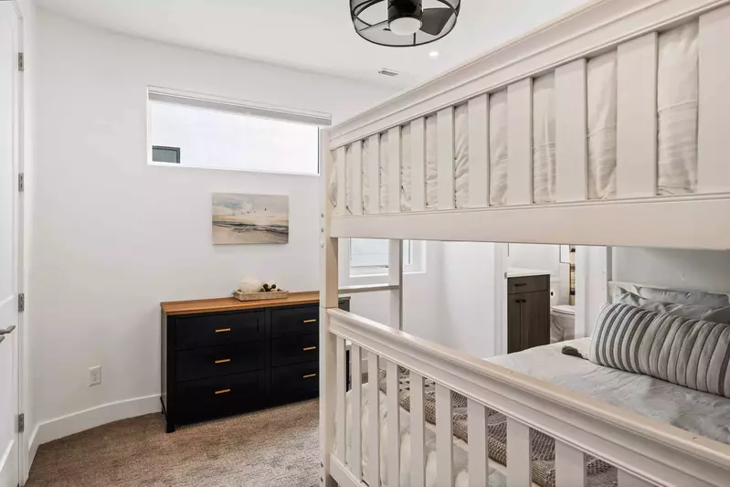 1Q/Q (M) Bunk Room
