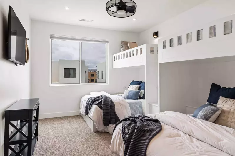 2T/Q  Bedroom