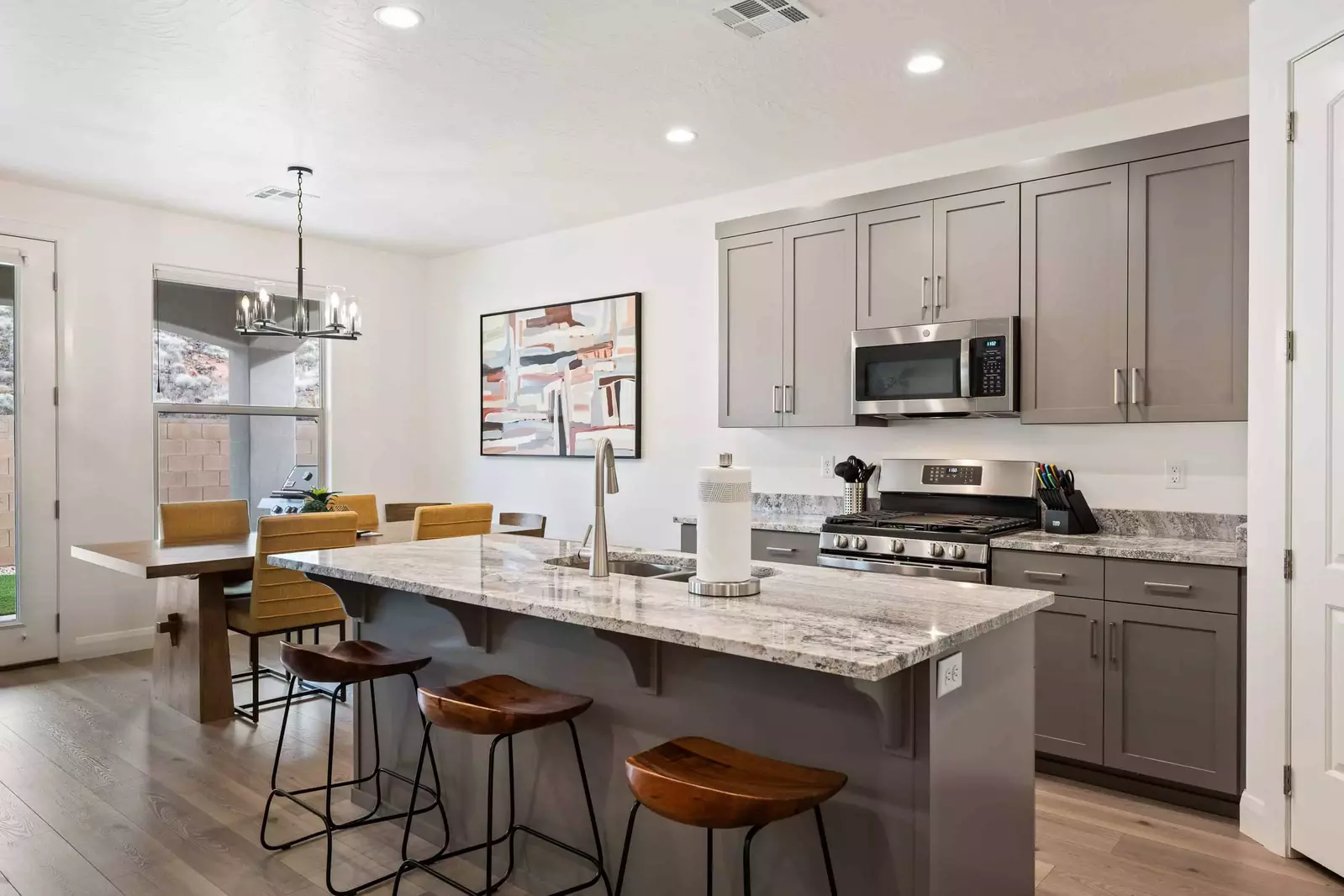Fully Equipped Kitchen with 3 Barstools
