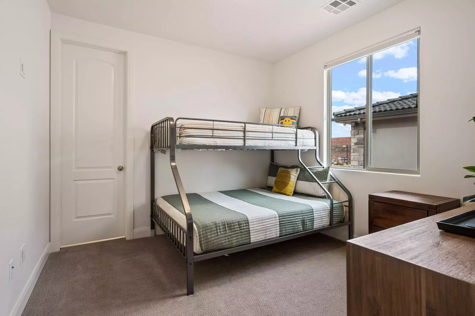 Twin/Queen Bunk Room