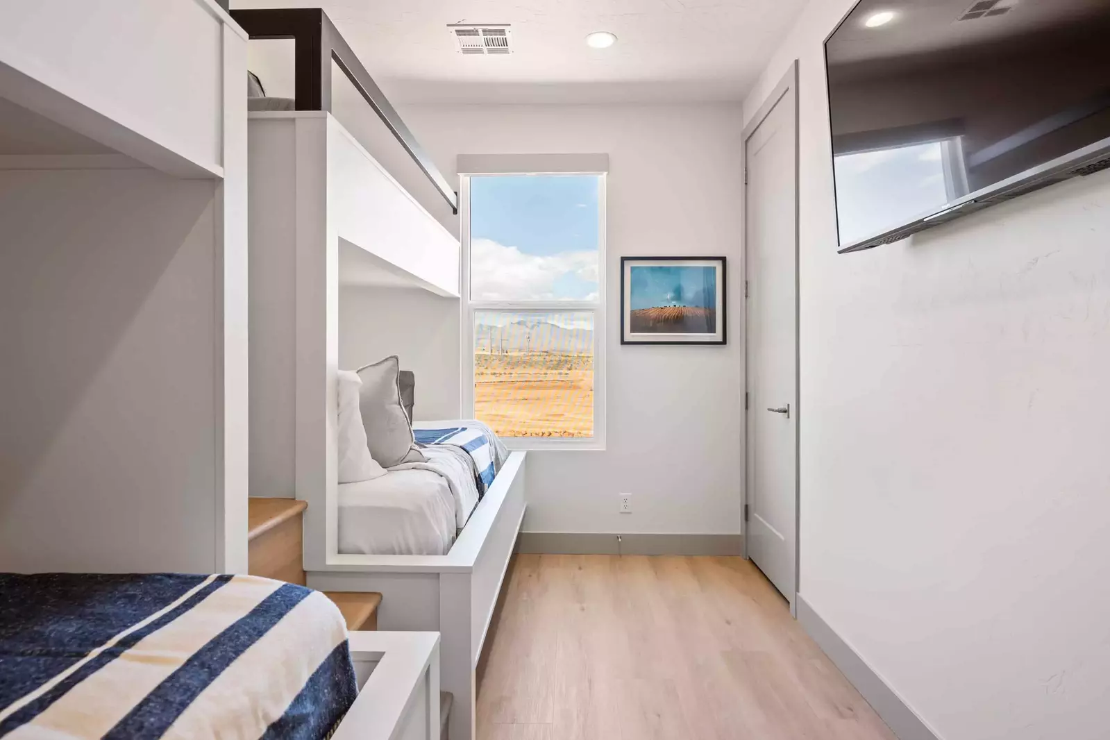 2 Twin/Queen Bunks