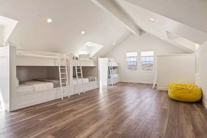 6 Queen/Queen Bunks