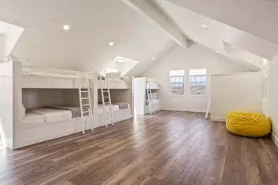 6 Queen/Queen Bunks