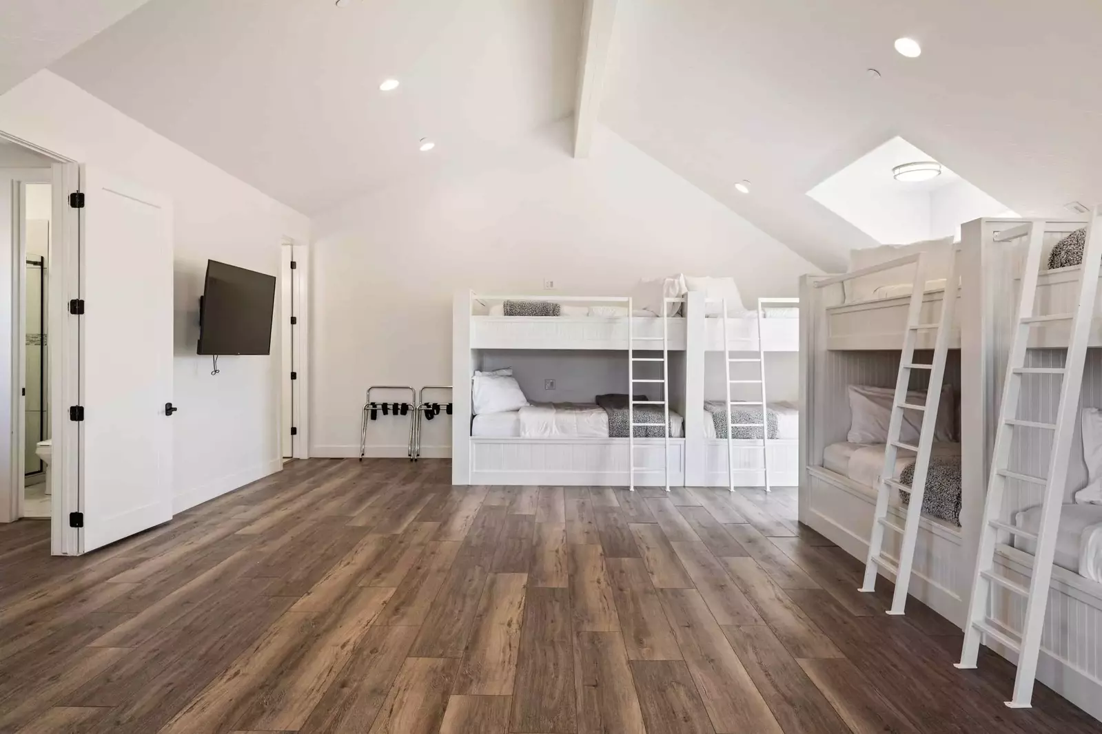 6 Queen/Queen Bunks