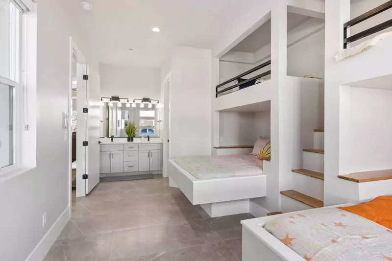 Twin / Full Bunk Room