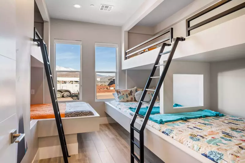 Twin / Full Bunk Room