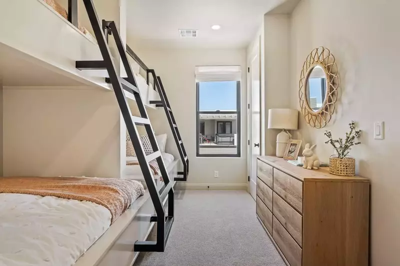 Twin/Full Bunk Bed