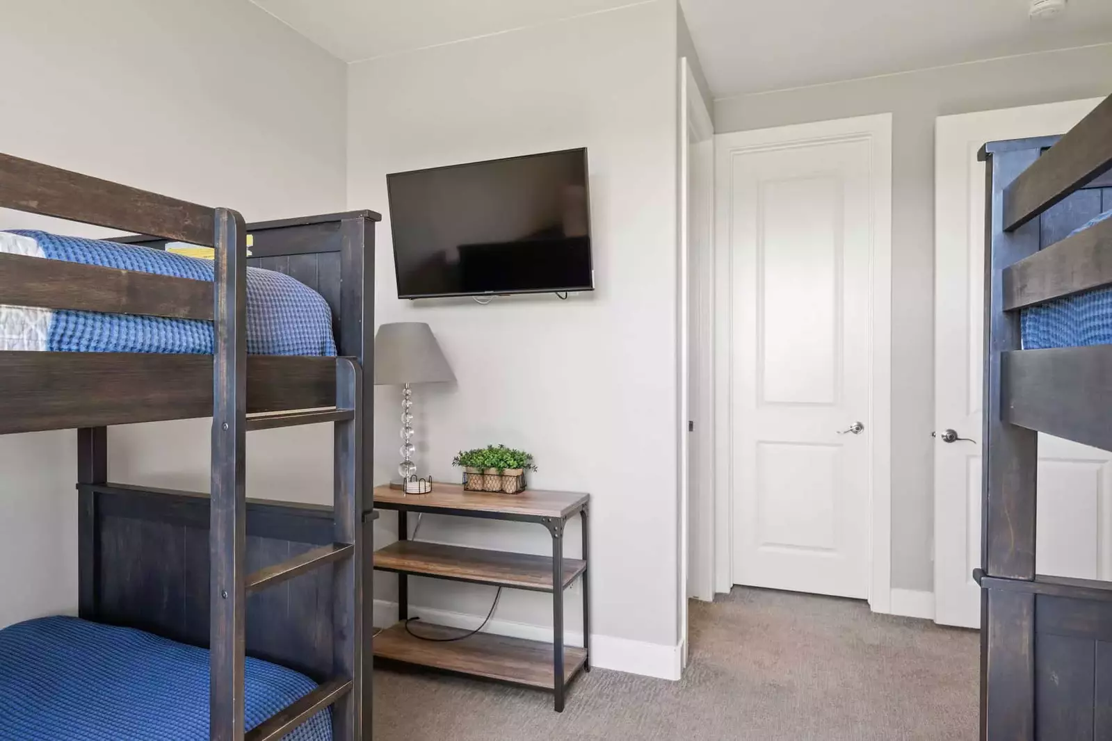 2 Twin/Twin Bunk Room
