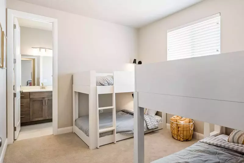 Twin / Twin Bunk Room