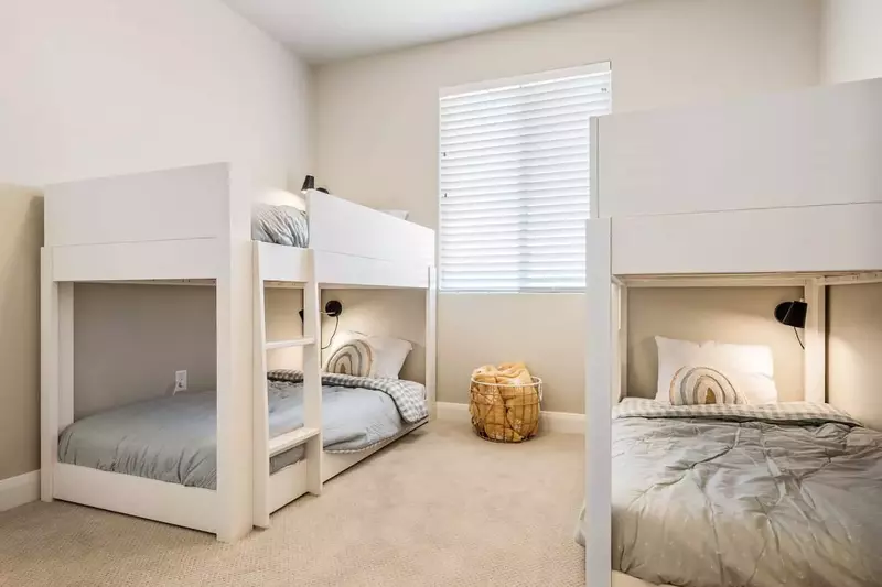 Twin / Twin Bunk Room