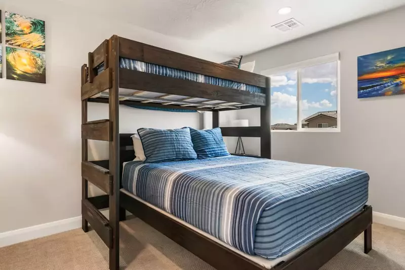 Twin/Queen Bunk Room