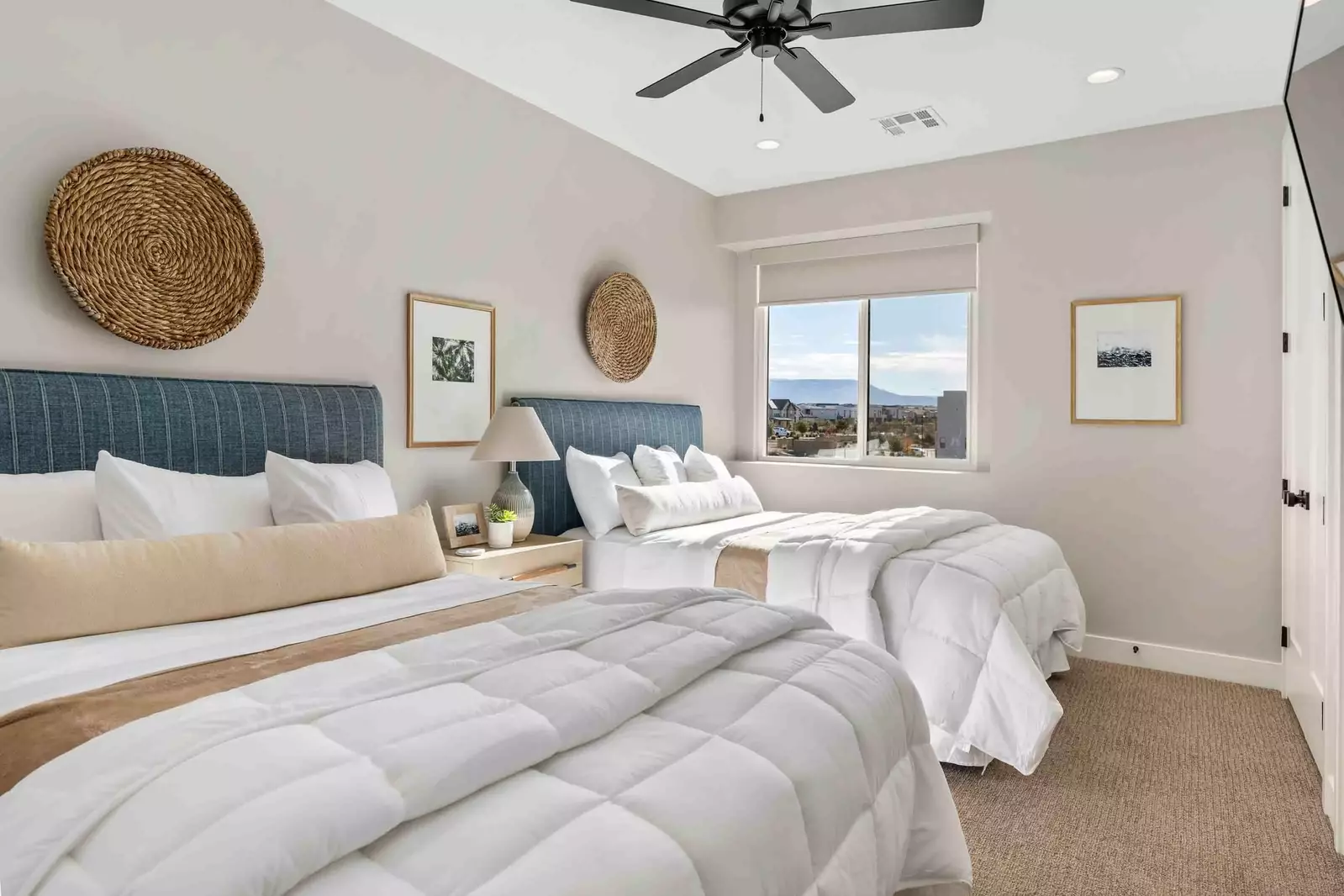 2 Queen Beds / Attached Bath