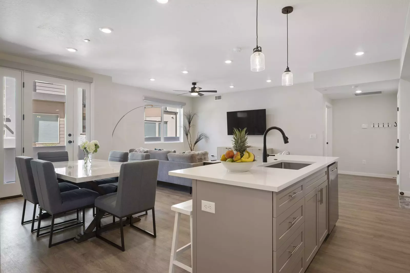 Kitchen Island / Dining Room