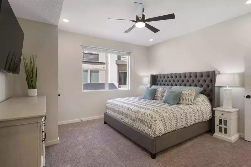 Master King Bed / Private Bathroom with Shower
