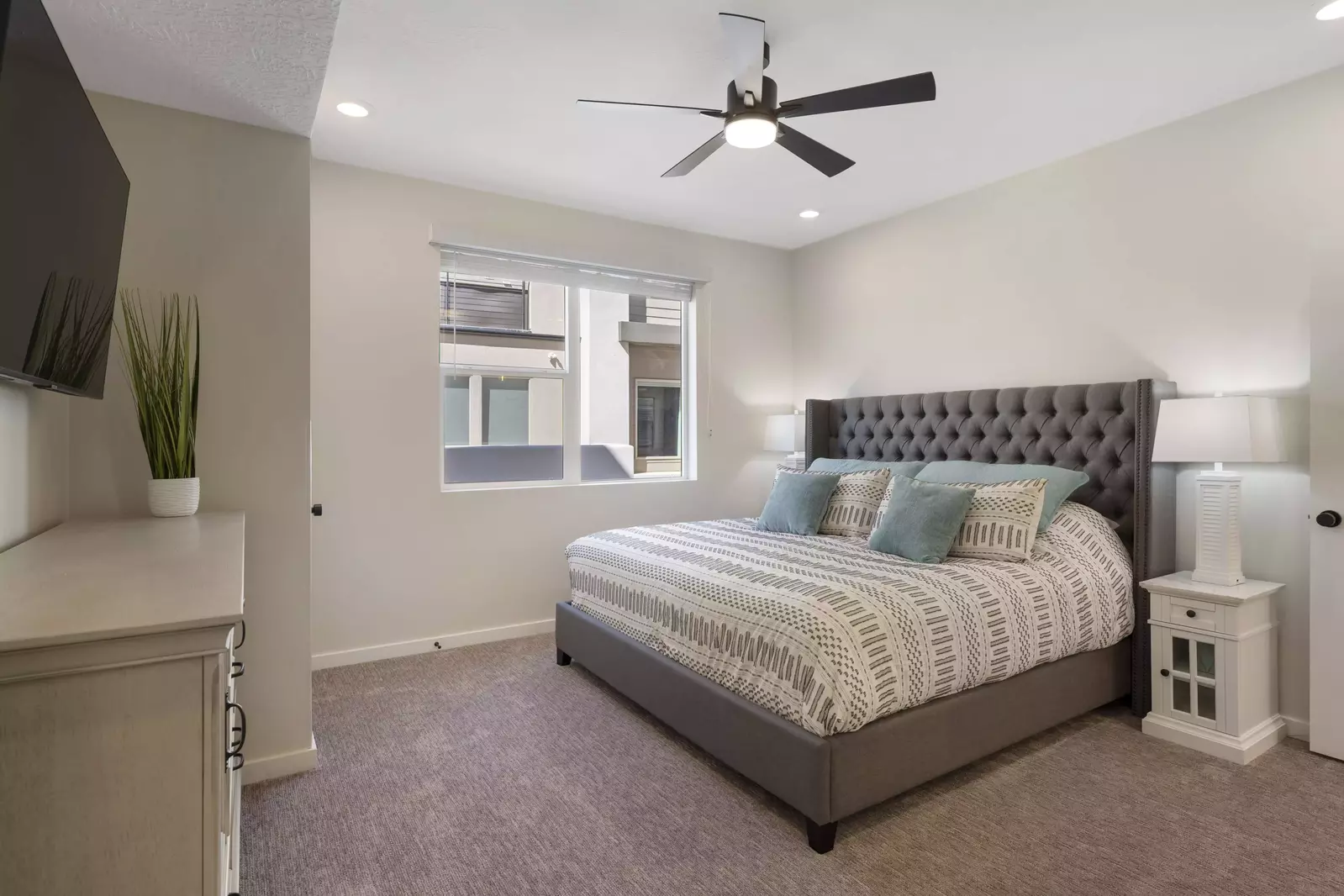 Master King Bed / Private Bathroom with Shower