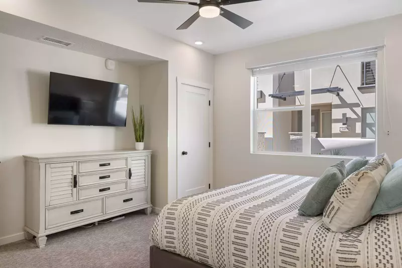 Master King Bed / Private Bathroom with Shower
