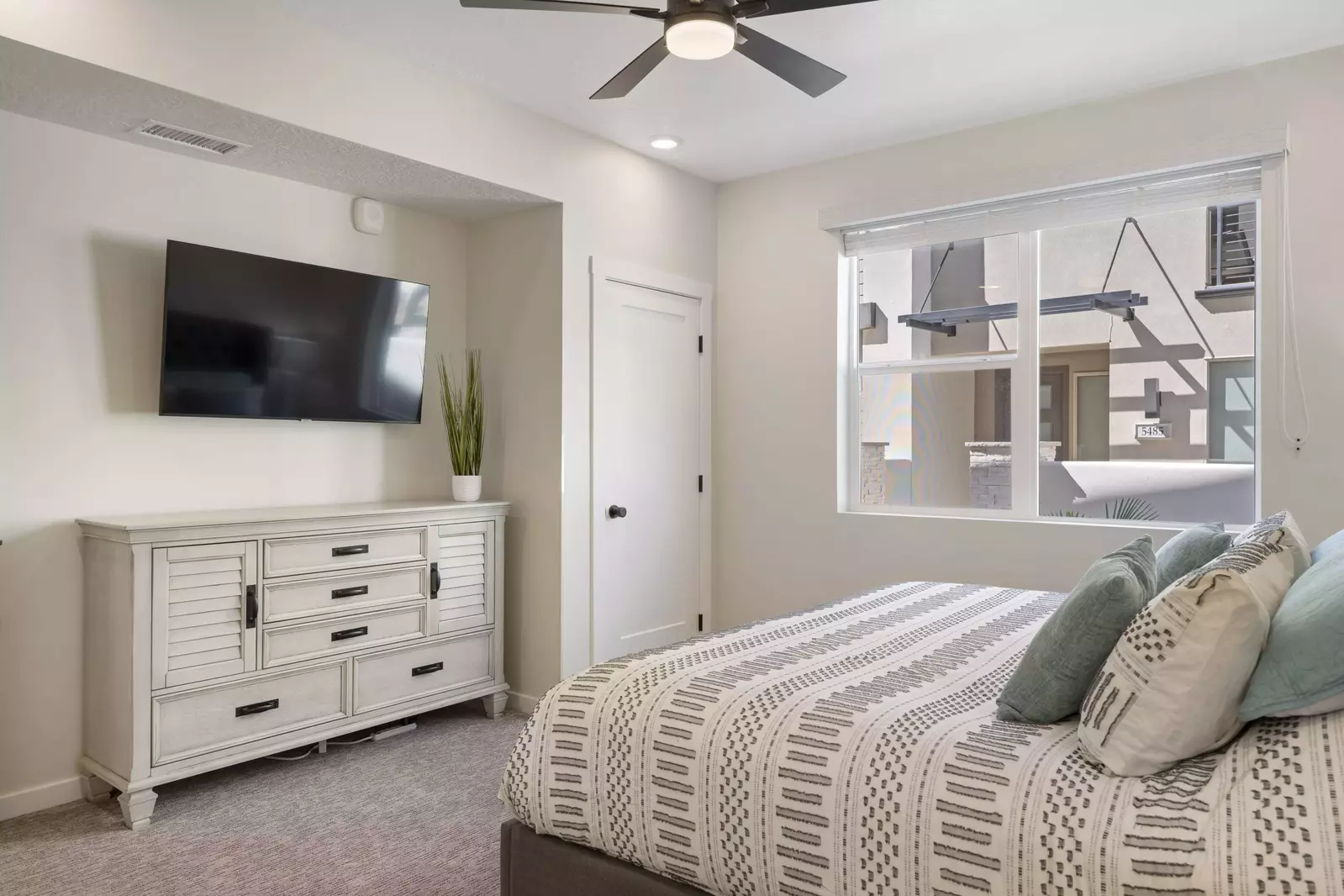 Master King Bed / Private Bathroom with Shower