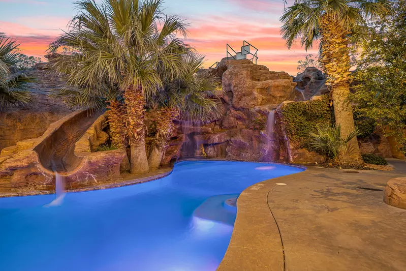 Mollie's Landing Pool