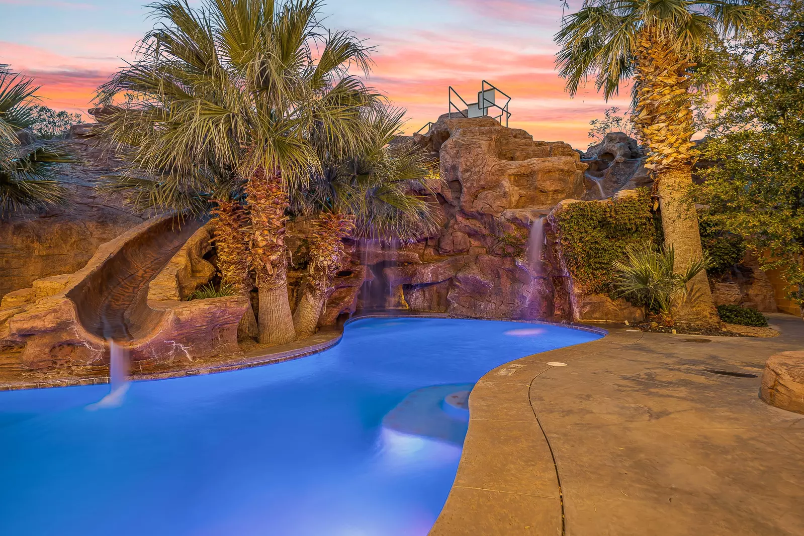 Mollie's Landing Pool