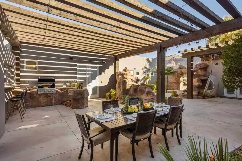 Courtyard and Outdoor Dining
