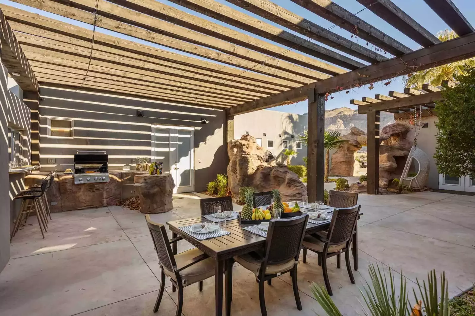 Courtyard and Outdoor Dining