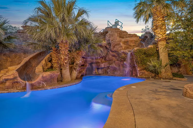 Mollie's Landing Pool