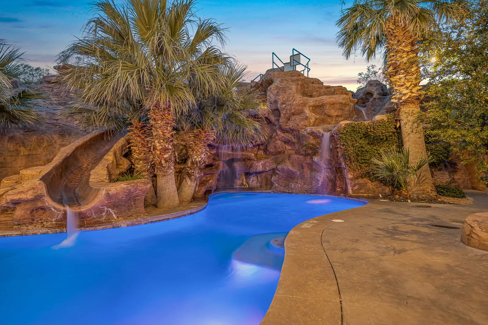 Mollie's Landing Pool