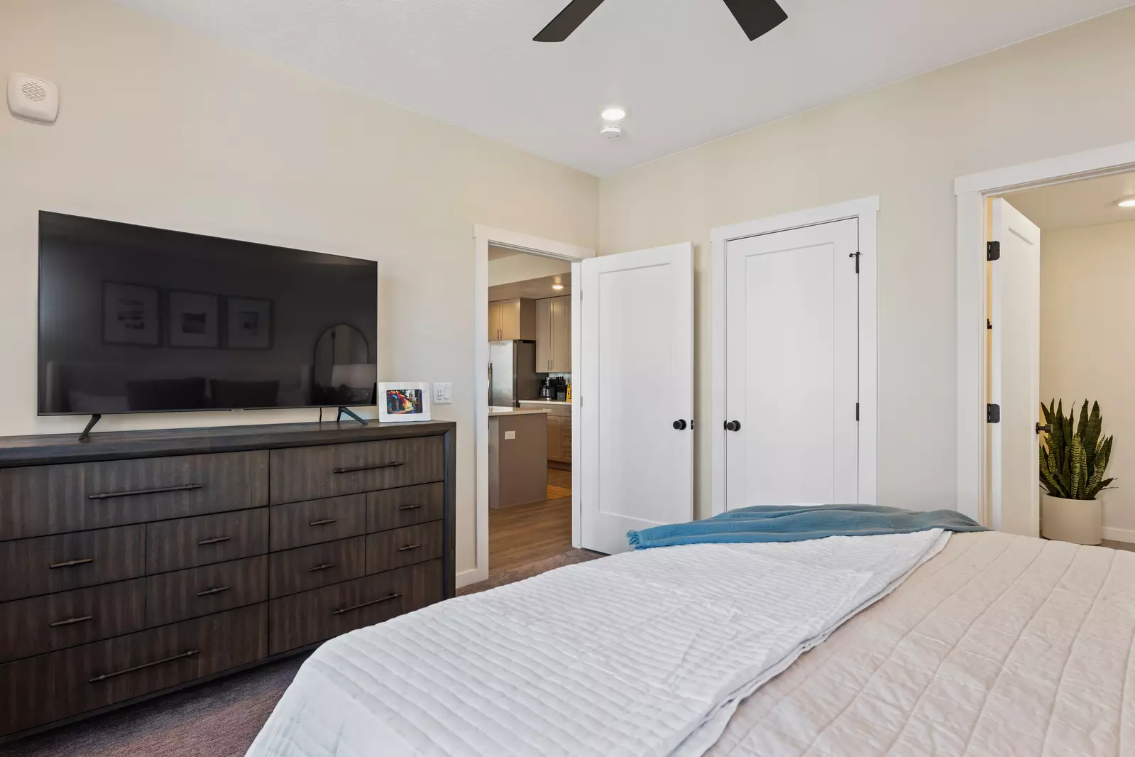 King Bedroom / Attached Bathroom