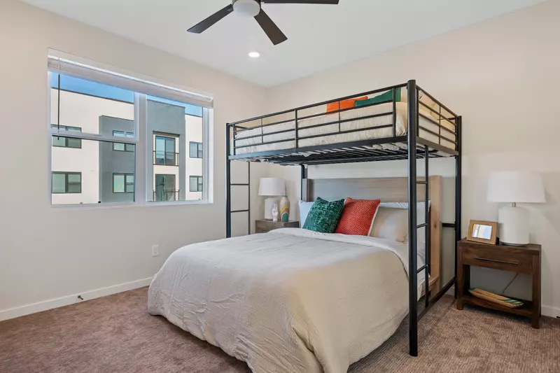 Full / Queen Bunkroom