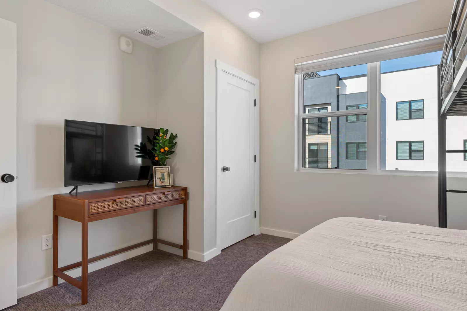 Full / Queen Bunkroom