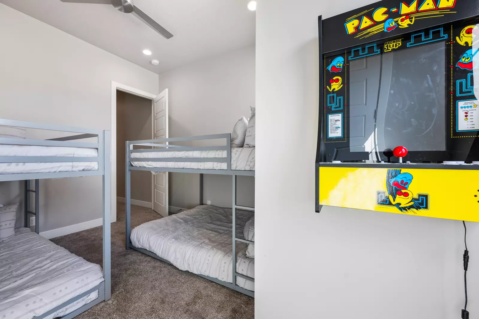 2 Double over Double Bunk Room, Arcade Game