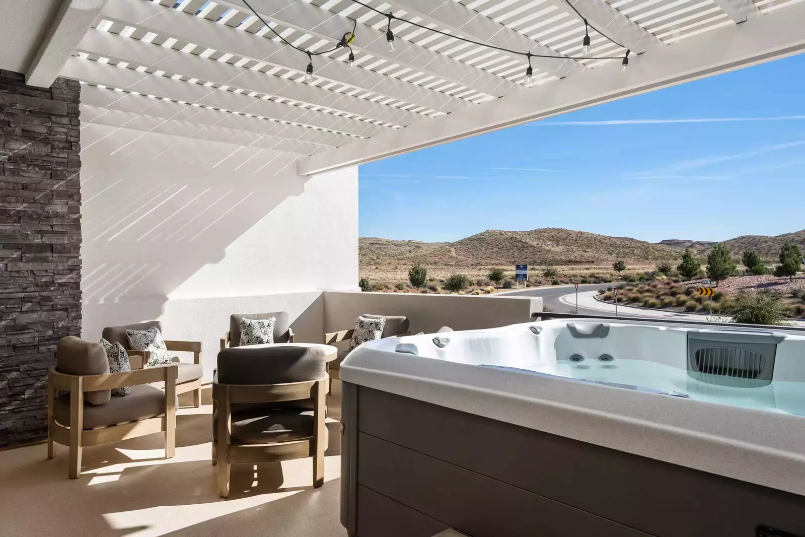 Private Hot Tub, Pergola, Fire Table