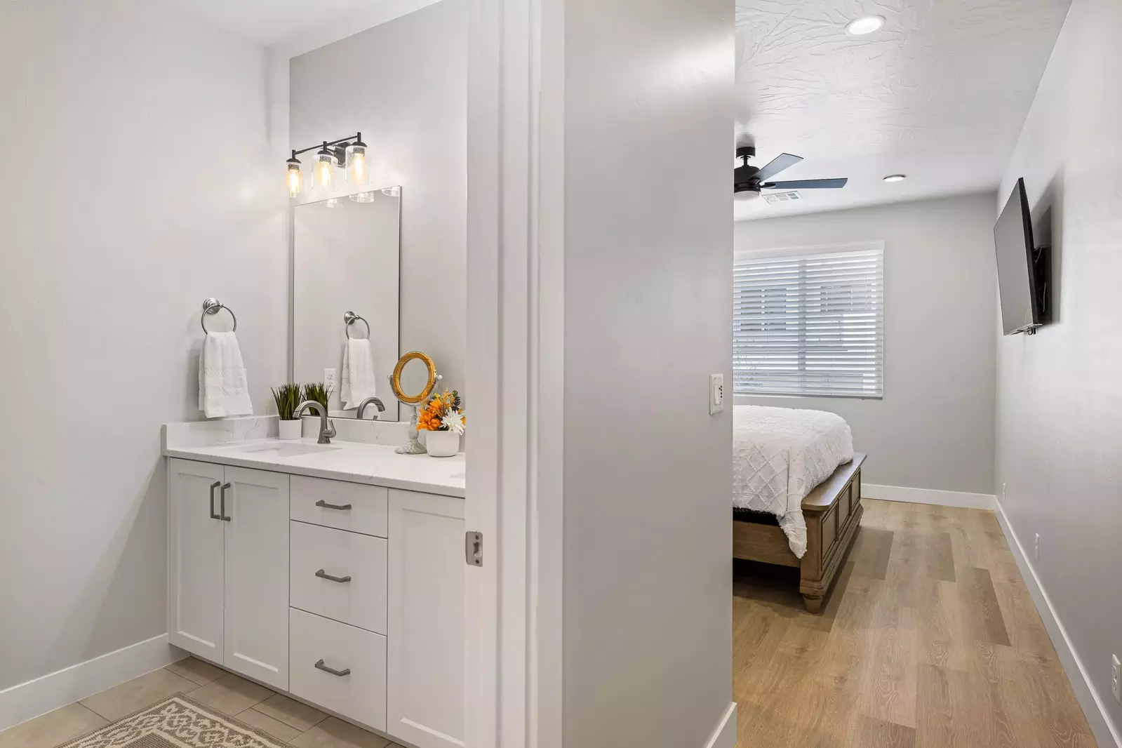 Queen Bedroom / Bathroom