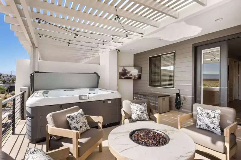 Private Hot Tub, Pergola, Fire Table