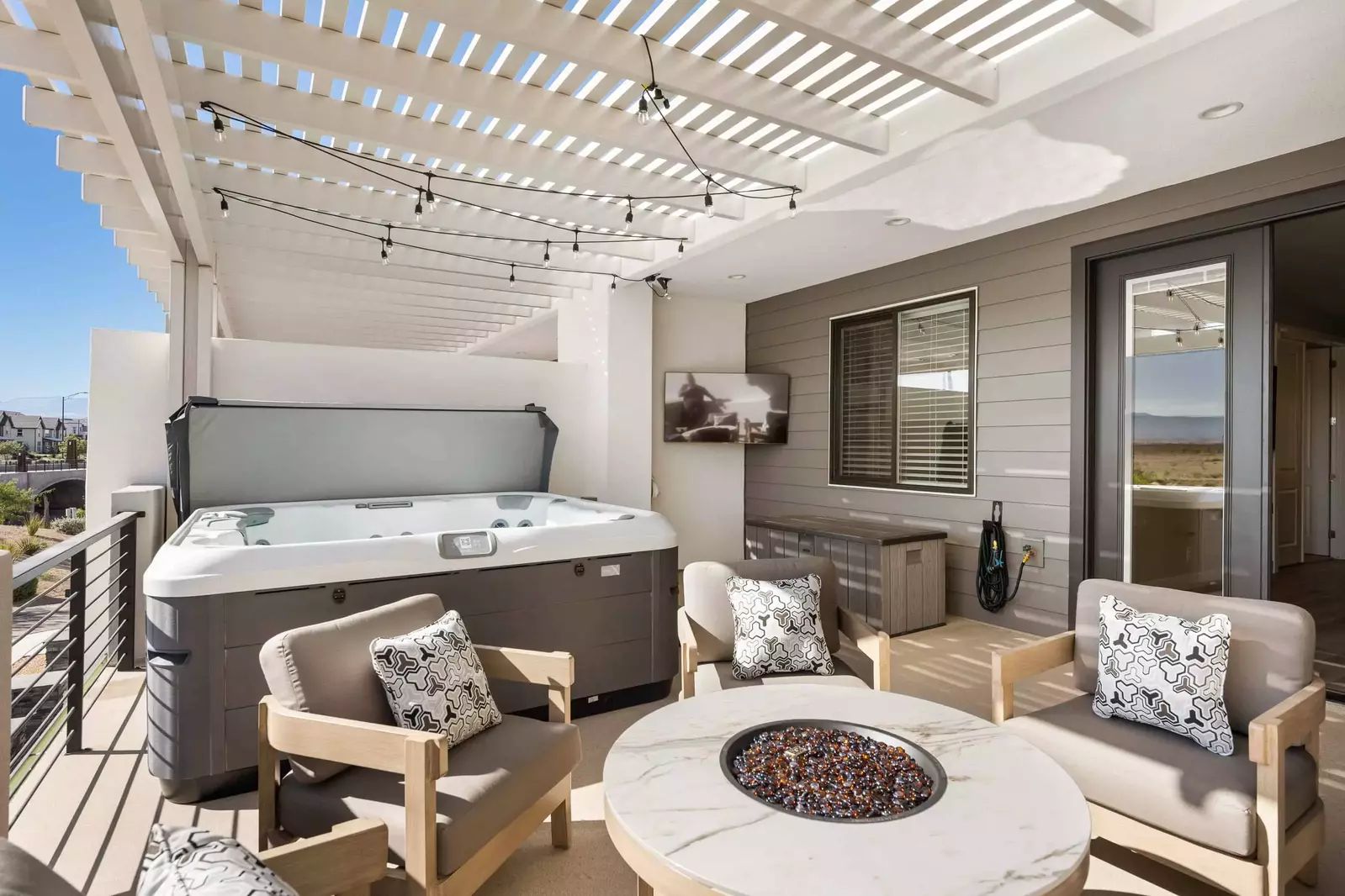 Private Hot Tub, Pergola, Fire Table