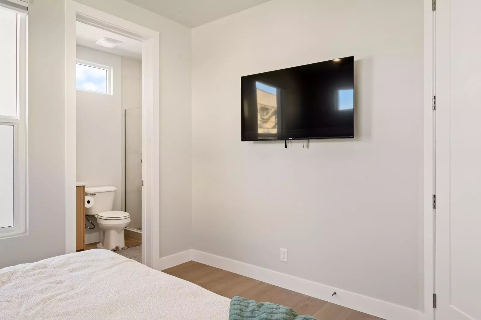 Bedroom / Bathroom