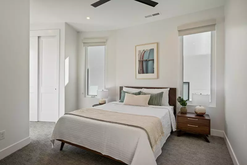 Queen Bed w/ Detached Bath