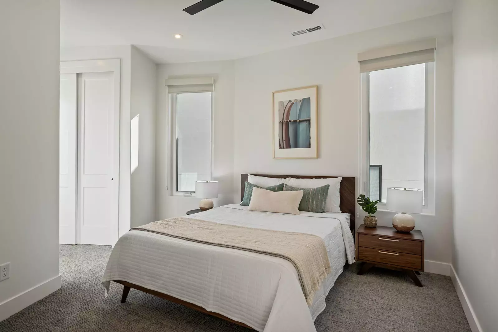 Queen Bed w/ Detached Bath