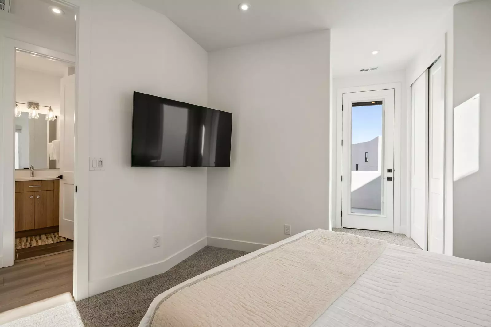Queen Bed w/ Detached Bath