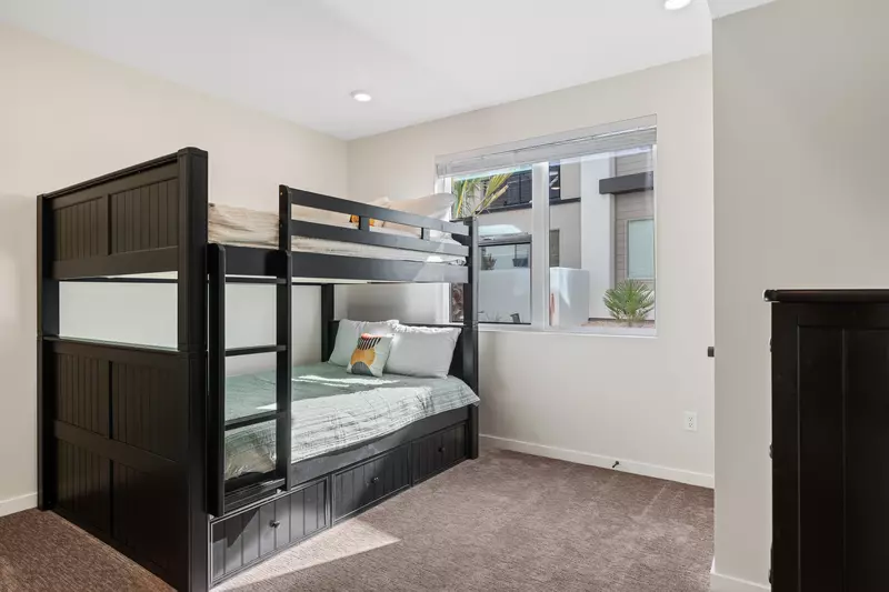Q/Q Bunk with T XL Trundle Bunk Room